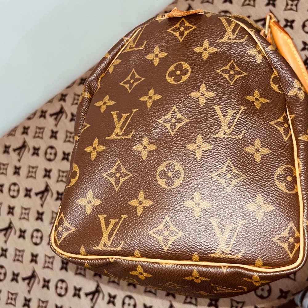 Authentic Louis Vuitton Speedy 30 in Monogram Canvas - Picture 2 of 16